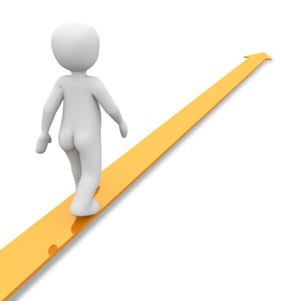 K800_man walking above the thin yellow arrow